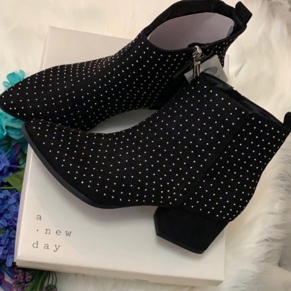 Shoes - NEW! Valerie Silver Studded Zipper Ankle Boots Sz 6.5